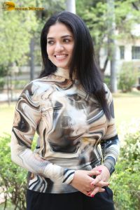 actress sunaina gorgeous photo shoot in a garden