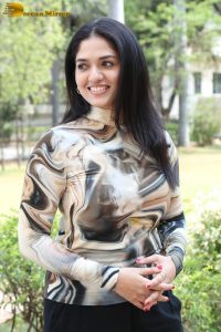 actress sunaina gorgeous photo shoot in a garden