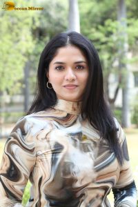 actress sunaina gorgeous photo shoot in a garden