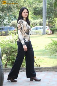 actress sunaina gorgeous photo shoot in a garden