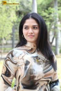 actress sunaina gorgeous photo shoot in a garden