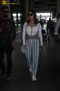 indian actress sunny leone spotted at airport