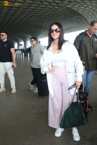 actress sunny leone spotted at mumbai airport