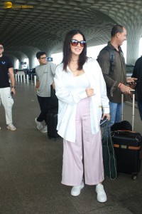 actress sunny leone spotted at mumbai airport
