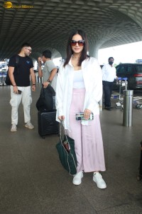 actress sunny leone spotted at mumbai airport