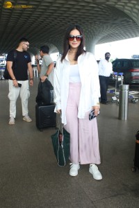 actress sunny leone spotted at mumbai airport