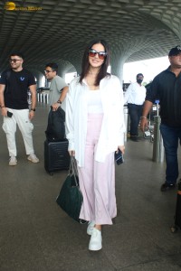 actress sunny leone spotted at mumbai airport