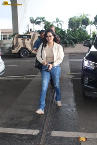 Sunny Leone spotted at mumbai airport