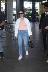 actress Sunny Leone chic look in jeans
