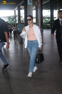 actress Sunny Leone chic look in jeans