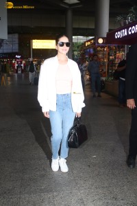 actress Sunny Leone chic look in jeans