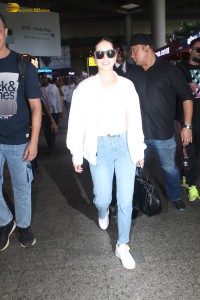 actress Sunny Leone chic look in jeans