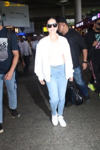 actress Sunny Leone chic look in jeans