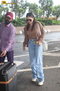 actress Sunny Leone gorgeous in a brown top and blue denim jeans