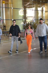 Bollywood Actress Sunny Leone spotted with her husband at Mumbai Airport
