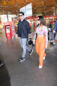 Bollywood Actress Sunny Leone spotted with her husband at Mumbai Airport