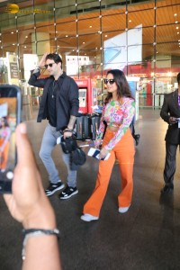 Bollywood Actress Sunny Leone spotted with her husband at Mumbai Airport