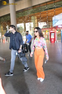 Bollywood Actress Sunny Leone spotted with her husband at Mumbai Airport