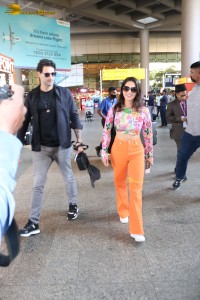 Bollywood Actress Sunny Leone spotted with her husband at Mumbai Airport