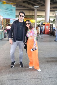 Bollywood Actress Sunny Leone spotted with her husband at Mumbai Airport
