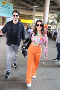 Bollywood Actress Sunny Leone spotted with her husband at Mumbai Airport
