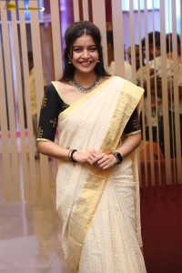 actress Swathi Reddy cute in a light yellow saree