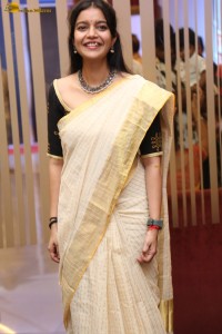 actress Swathi Reddy cute in a light yellow saree