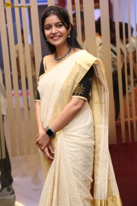actress Swathi Reddy cute in a light yellow saree