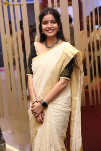 actress Swathi Reddy cute in a light yellow saree