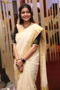 actress Swathi Reddy cute in a light yellow saree