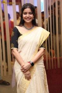 actress Swathi Reddy cute in a light yellow saree