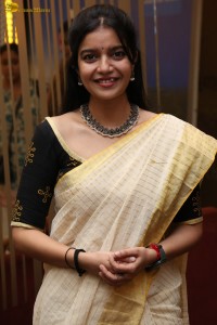 actress Swathi Reddy cute in a light yellow saree