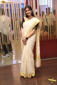 actress Swathi Reddy cute in a light yellow saree