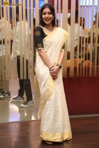 actress Swathi Reddy cute in a light yellow saree