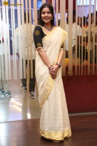 actress Swathi Reddy cute in a light yellow saree