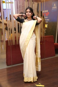 actress Swathi Reddy cute in a light yellow saree