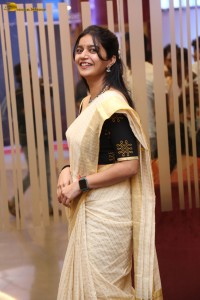 actress Swathi Reddy cute in a light yellow saree