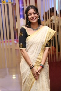 actress Swathi Reddy cute in a light yellow saree