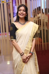 actress Swathi Reddy cute in a light yellow saree