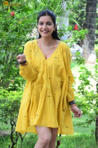 telugu actress Swathi Reddy stunning hot looks in a yellow mini dress