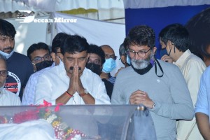 Tollywood pays tribute to Sirivennela Seetharama Sastry