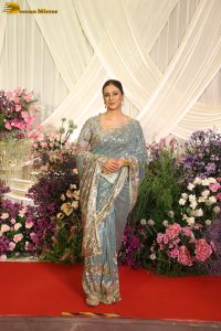 actress tabu beautiful in a grey color saree