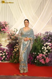 actress tabu beautiful in a grey color saree
