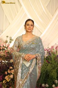 actress tabu beautiful in a grey color saree