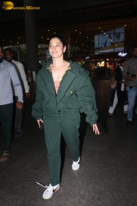 indian actress tamannaah bhatia hint of cleavage in green track suit