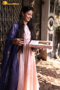 Actress Tanishaa Mukerji distributes sweets to media and celebrates Holi 2022