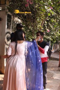 Actress Tanishaa Mukerji distributes sweets to media and celebrates Holi 2022