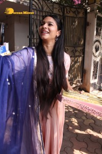 Actress Tanishaa Mukerji distributes sweets to media and celebrates Holi 2022