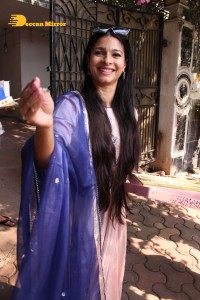 Actress Tanishaa Mukerji distributes sweets to media and celebrates Holi 2022