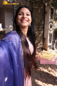 Actress Tanishaa Mukerji distributes sweets to media and celebrates Holi 2022